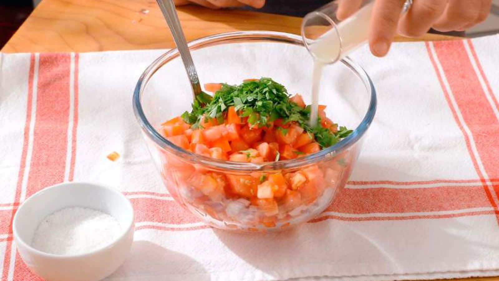 Añade el zumo de lima a las verduras Cómo hacer salsa de pico de gallo Paso 4