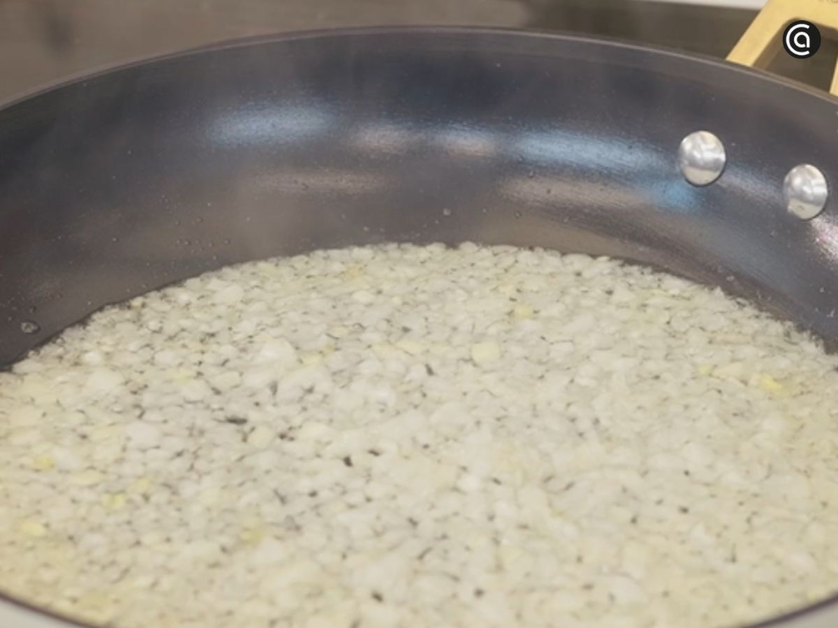 Pochamos la cebolla muy picada a fuego suave hasta que quede tierna y transparente.