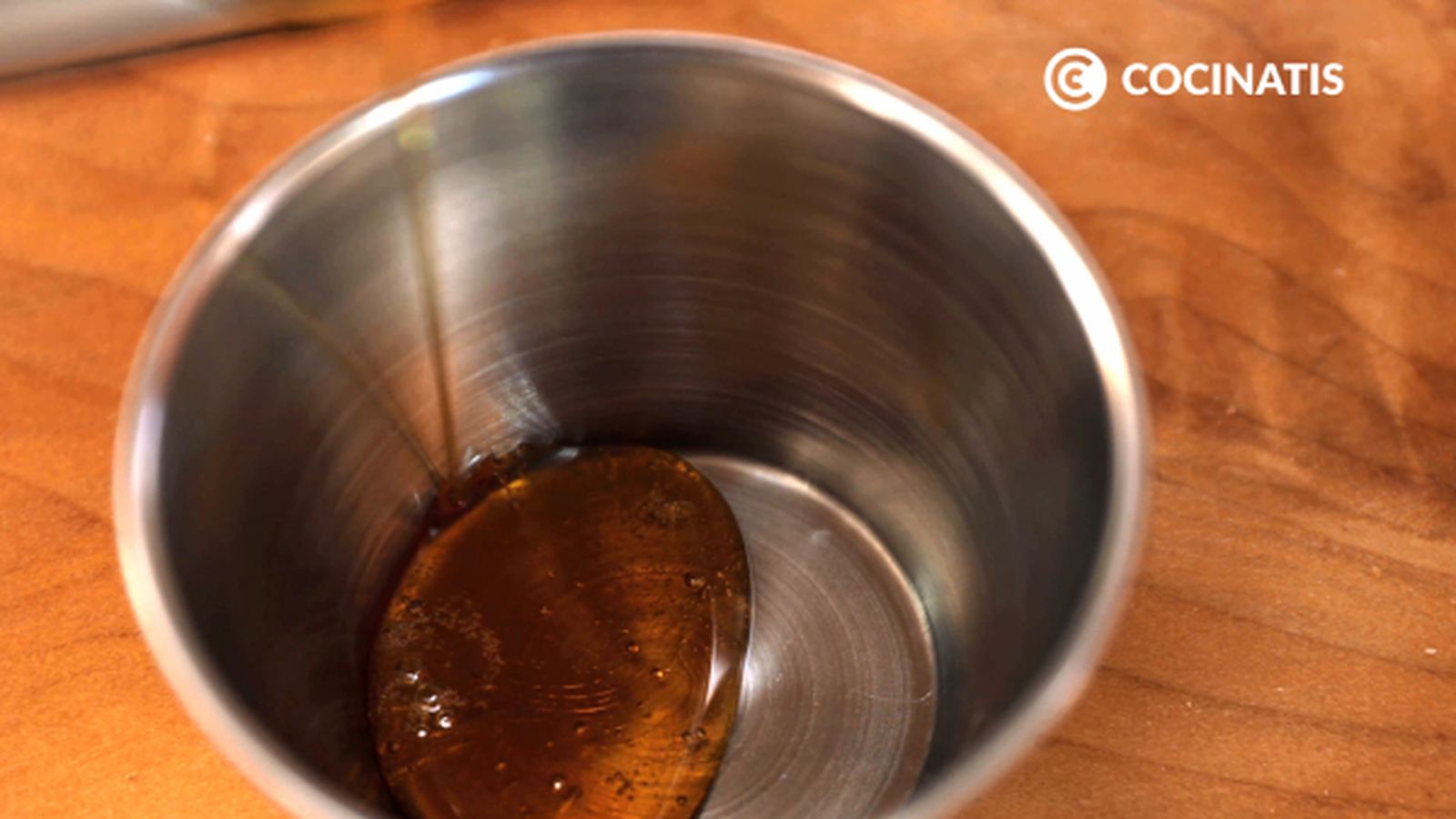 Extiende el caramelo por la base del molde CTIS0556 receta flan leche de coco paso 2