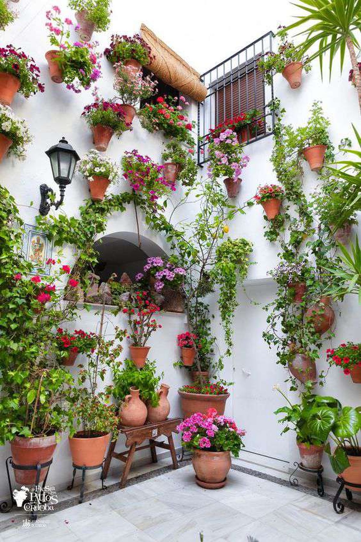 patio andaluz pared decorada pinterest  el blog de la tabla