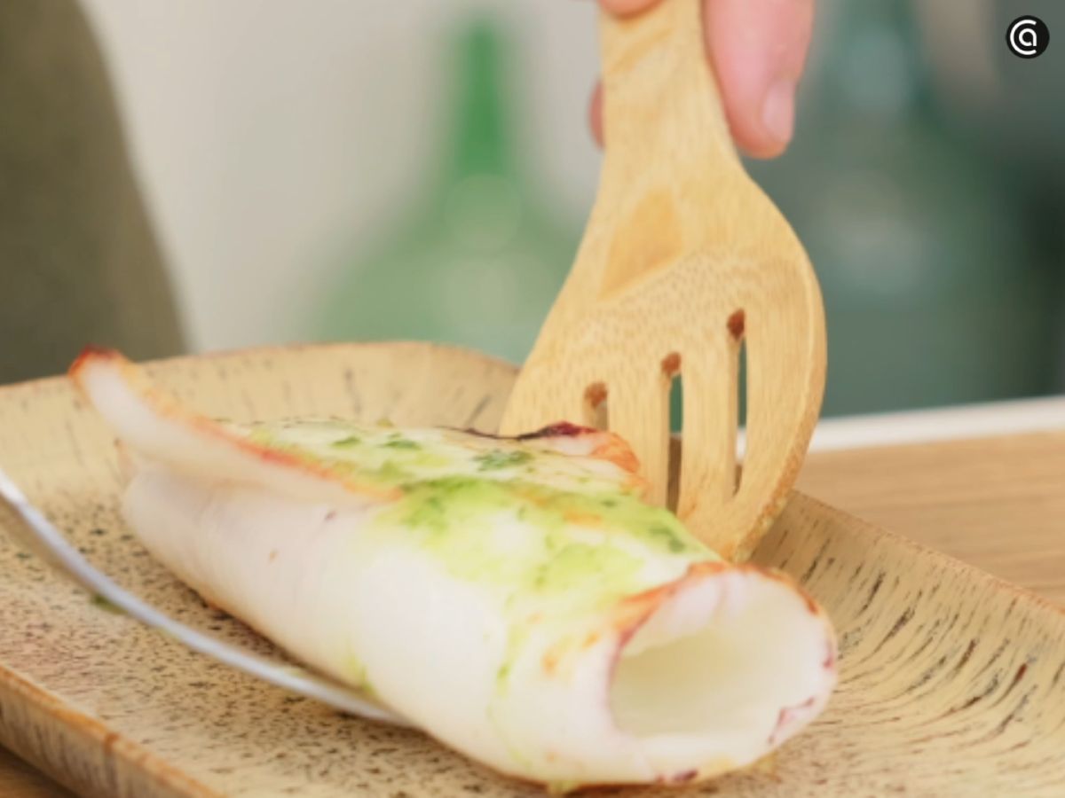 Sirve los calamares calientes y añade unas gotas más del majado justo antes de llevarlos a la mesa.