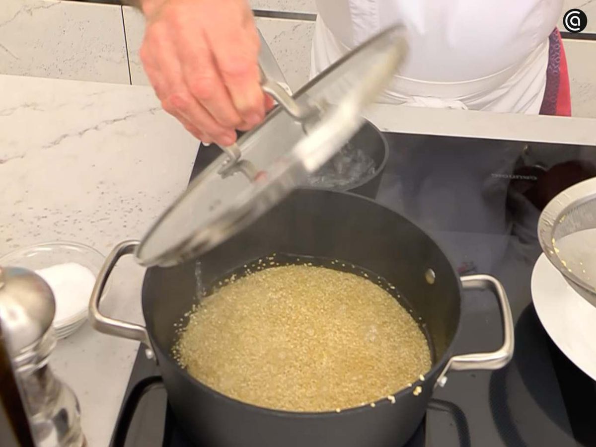 Cocina las habitas y la quinoa