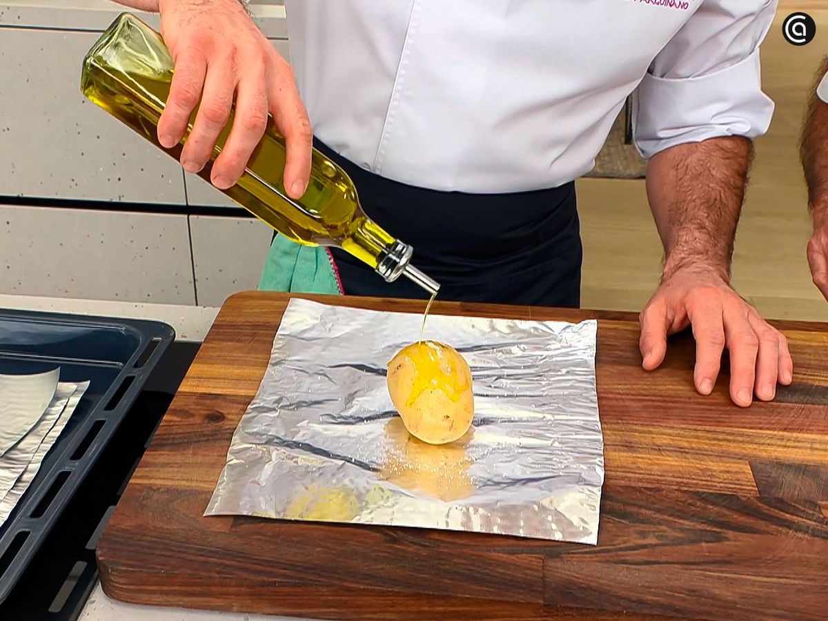 Prepara las patatas para asarlas en el horno