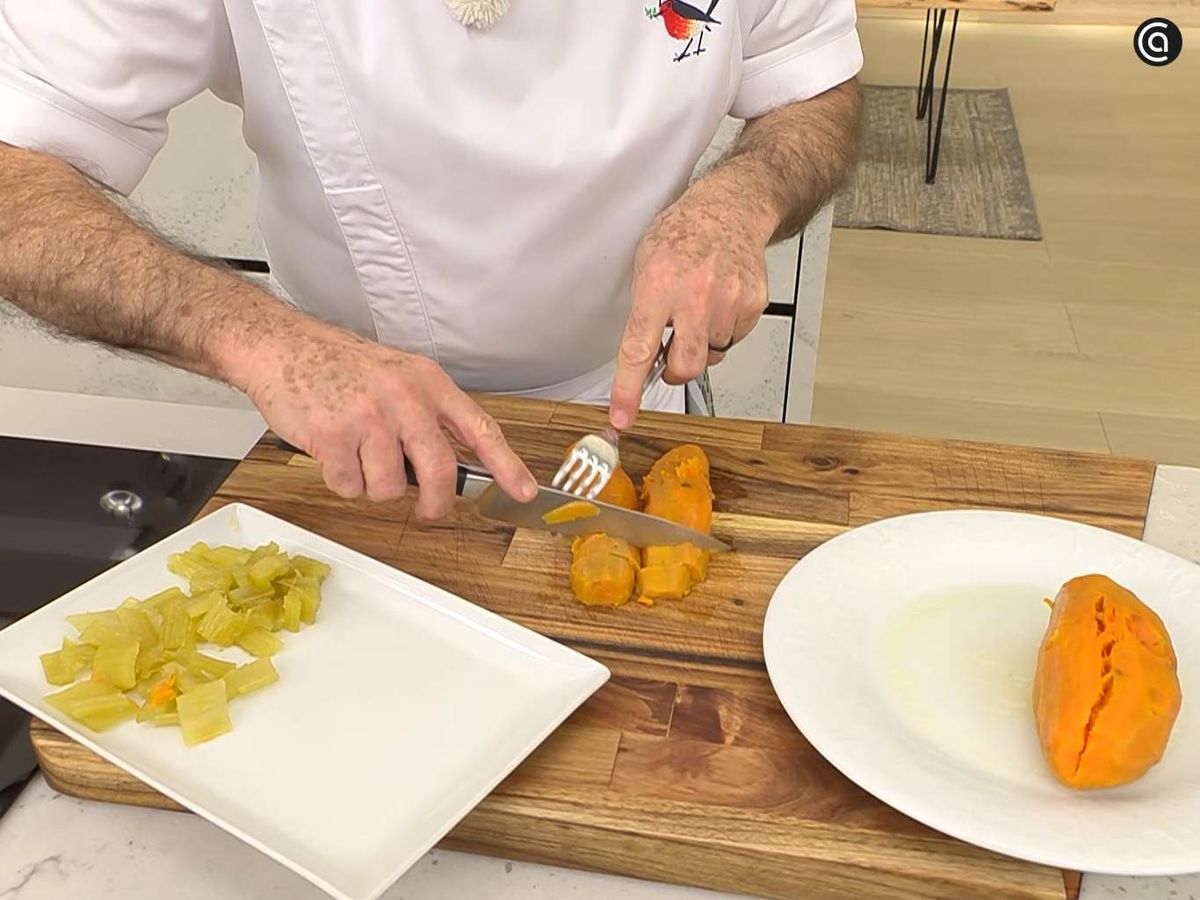 Corta el boniato y la rama de apio