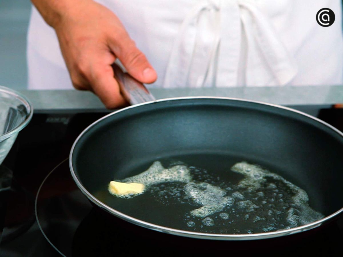 Fundir mantequilla en la sartén