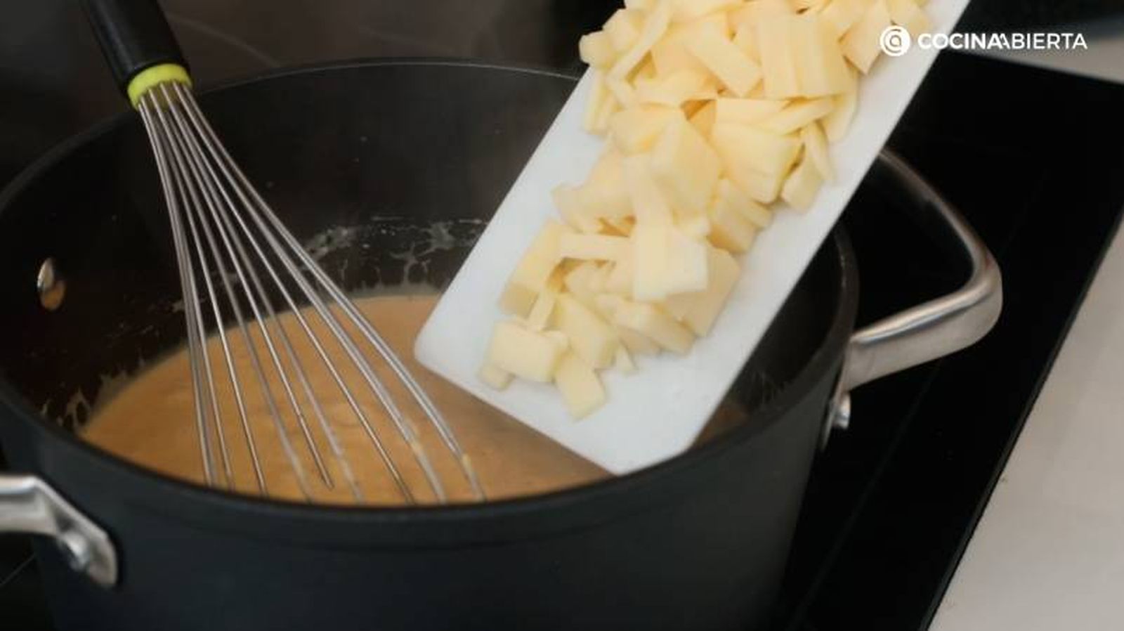 Añade el queso emmental troceado y remueve hasta fundir Añade el queso emmental troceado y remueve hasta fundir