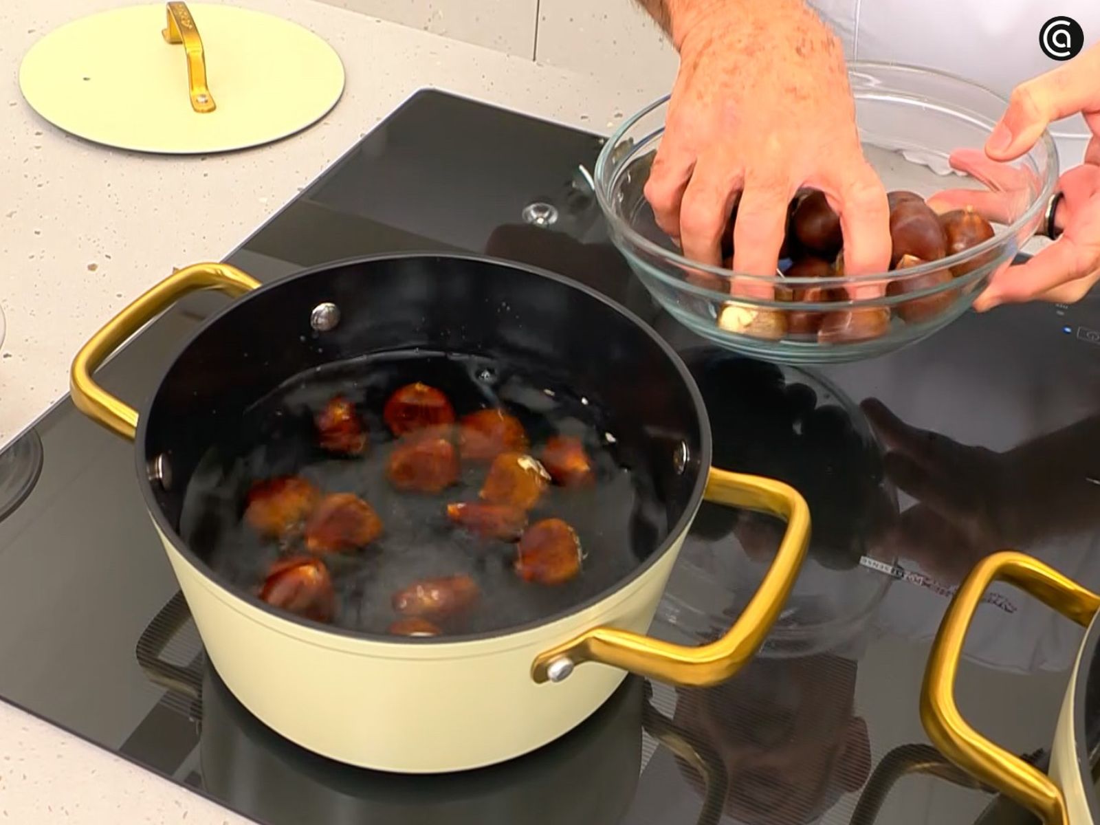 Ccocer las castañas en agua para hacer el puré Ccocer las castañas en agua para hacer el puré