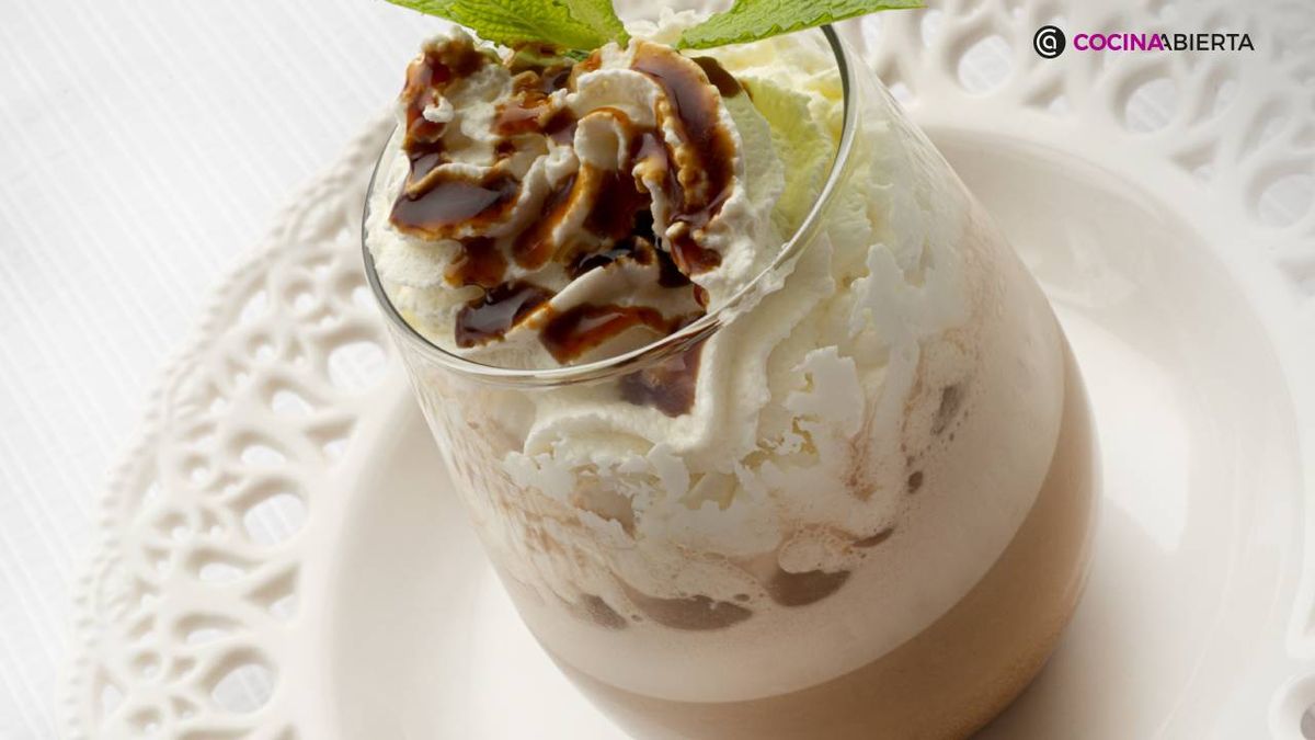 Café helado con nata y caramelo, un sugerente postre frío de Karlos Arguiñano