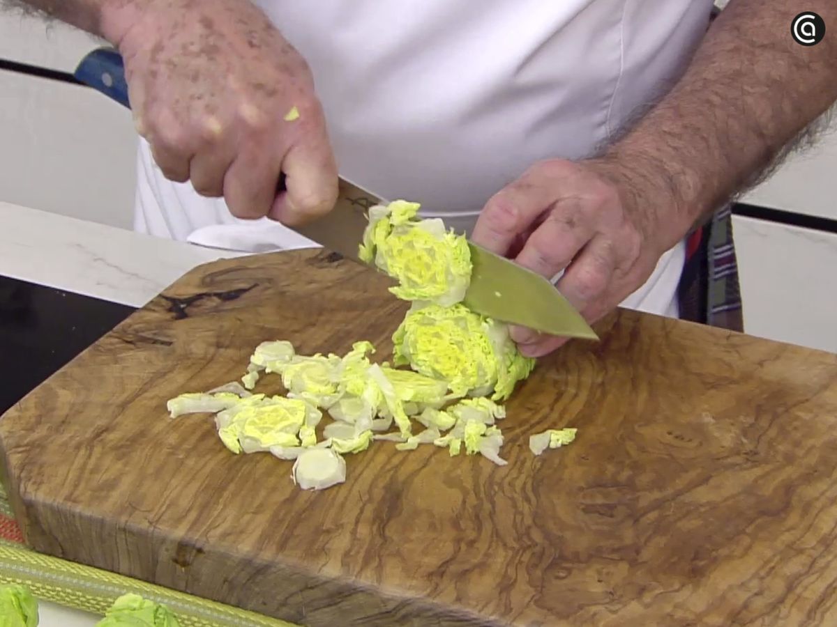 Corta los cogollos de lechuga