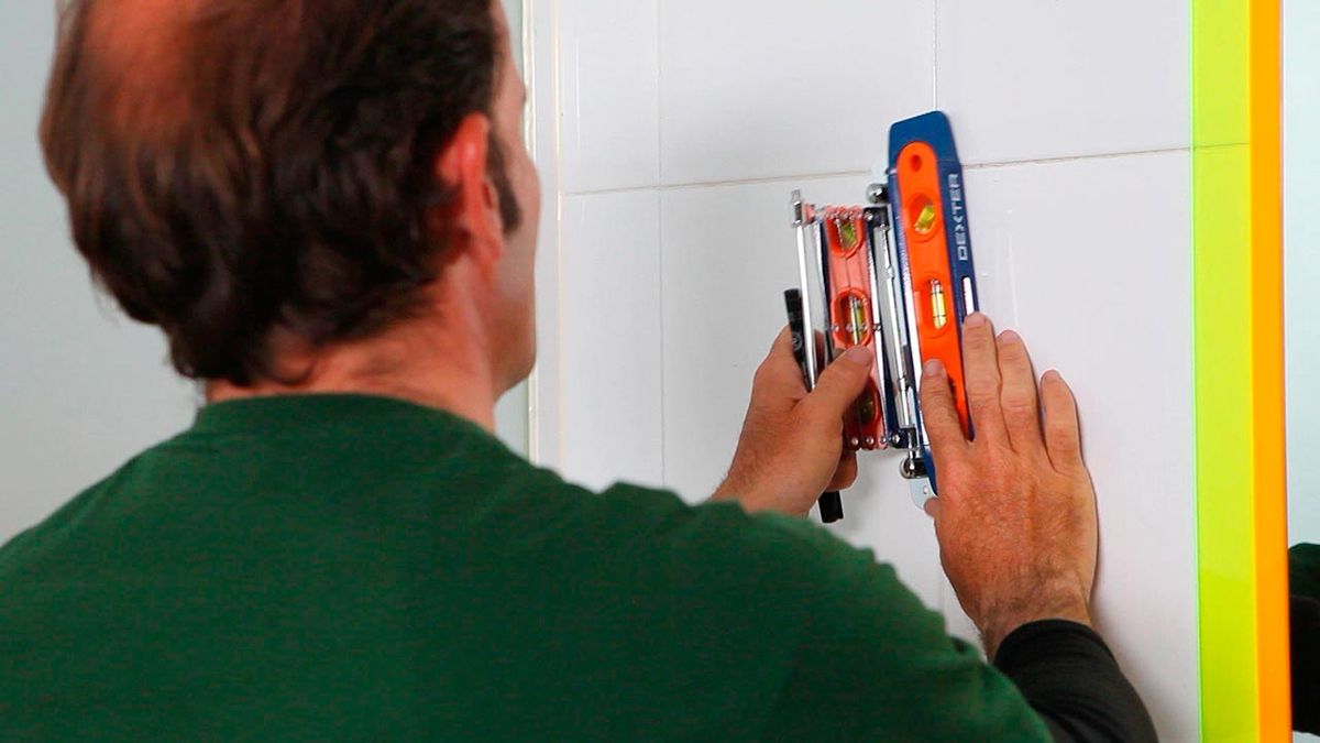 Espejo extensible con luz paso 1