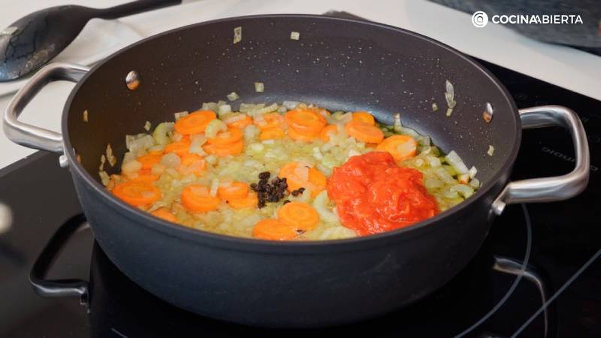 Cocina el sofrito de hortalizas con salsa de tomate