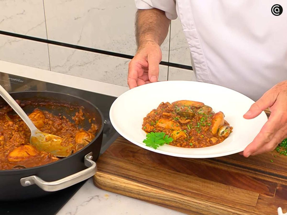Sirve el arroz al horno con chipirones y almejas