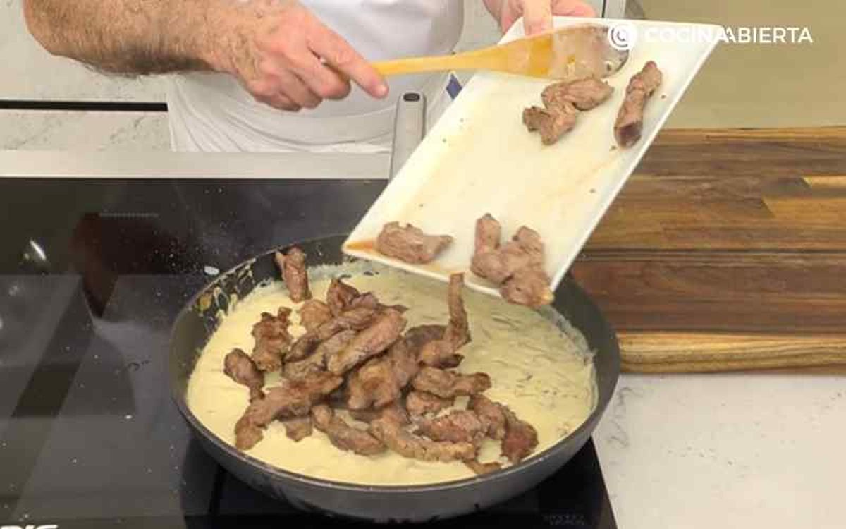 Mezcla la carne con la salsa Strogonoff