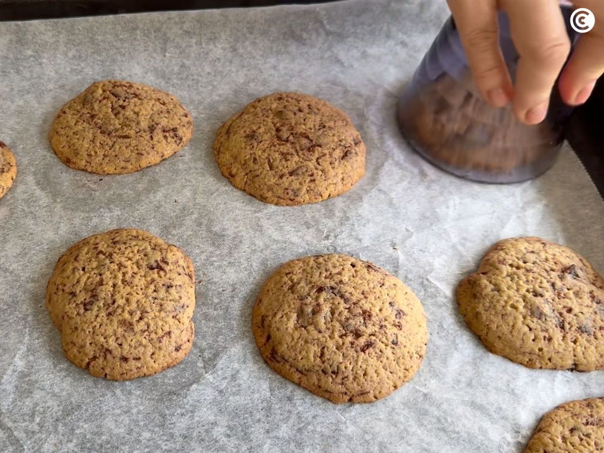 Crumbl Cookies recién horneadas
