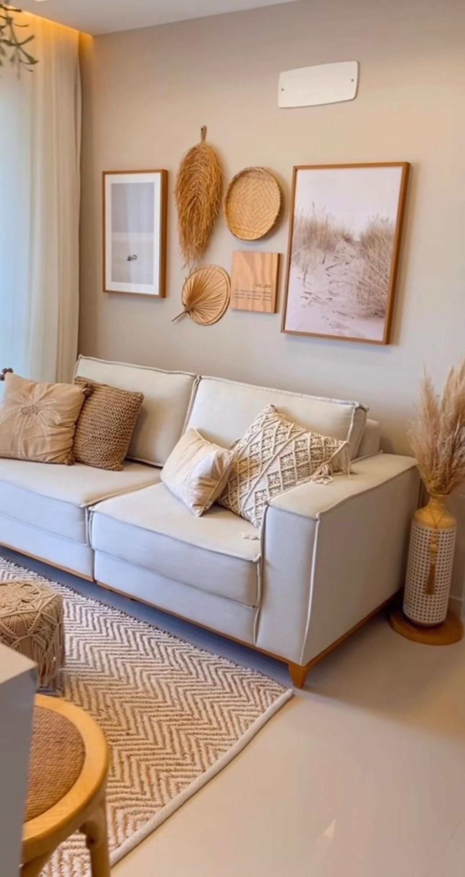 Salón con sofá gris y decoración boho. Salón con sofá gris y decoración boho.