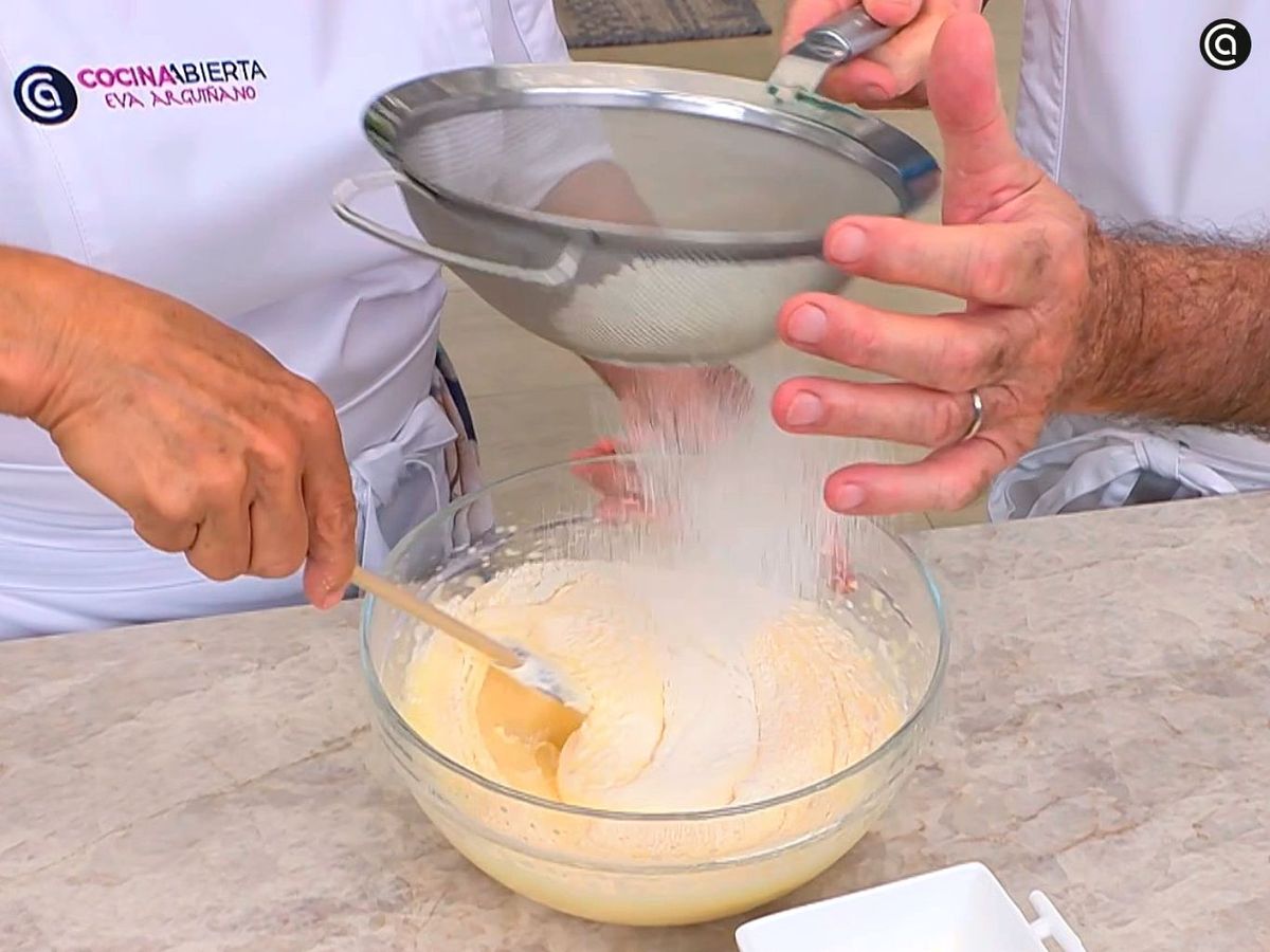Tamizar la harina para hacer la tarta 3 leches