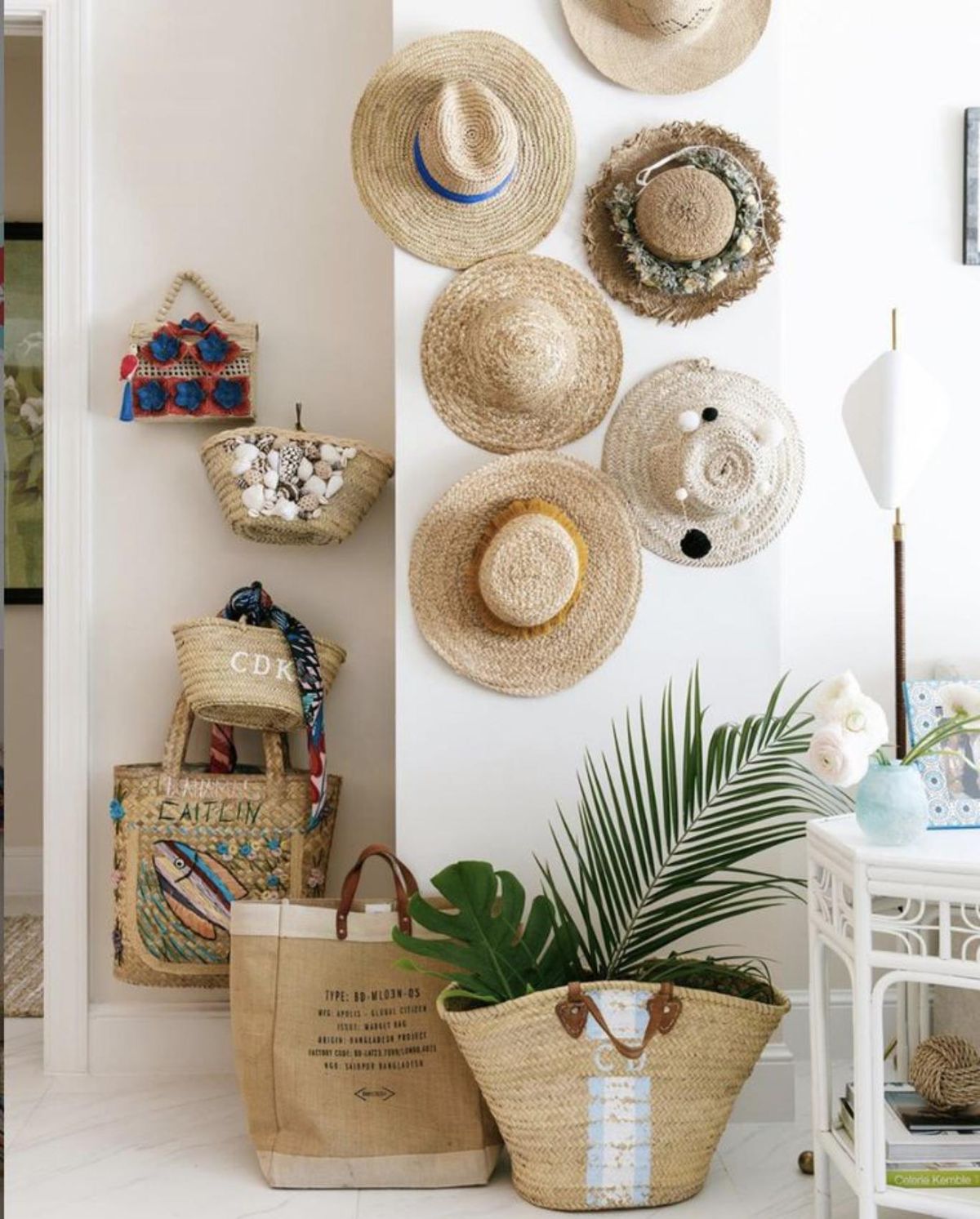 Pared de un salón decorada con sombreros.
