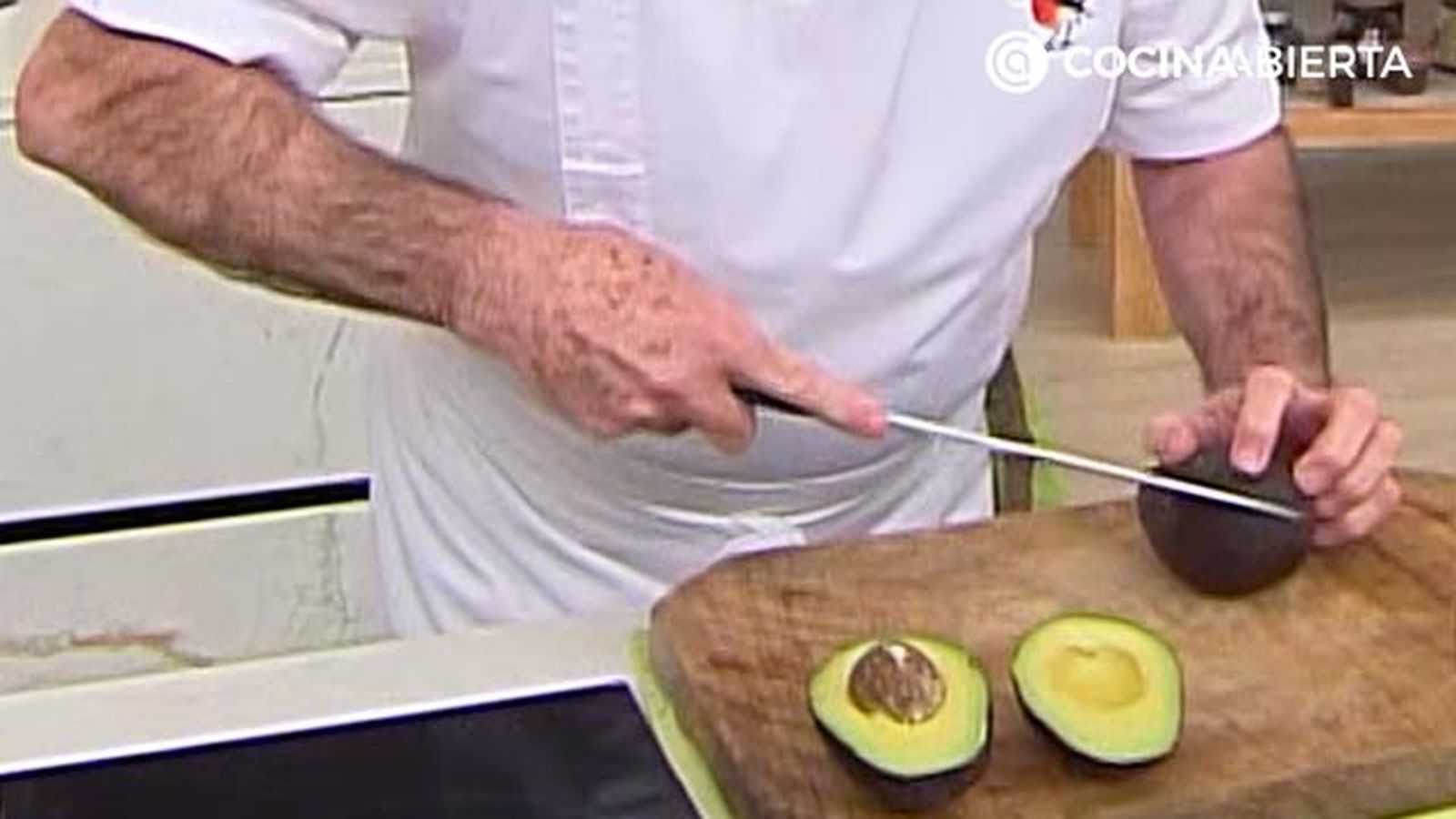 como cortar aguacate muy facil karlos arguinano KARL6723 paso1 como cortar aguacate muy facil karlos arguinano KARL6723 paso1