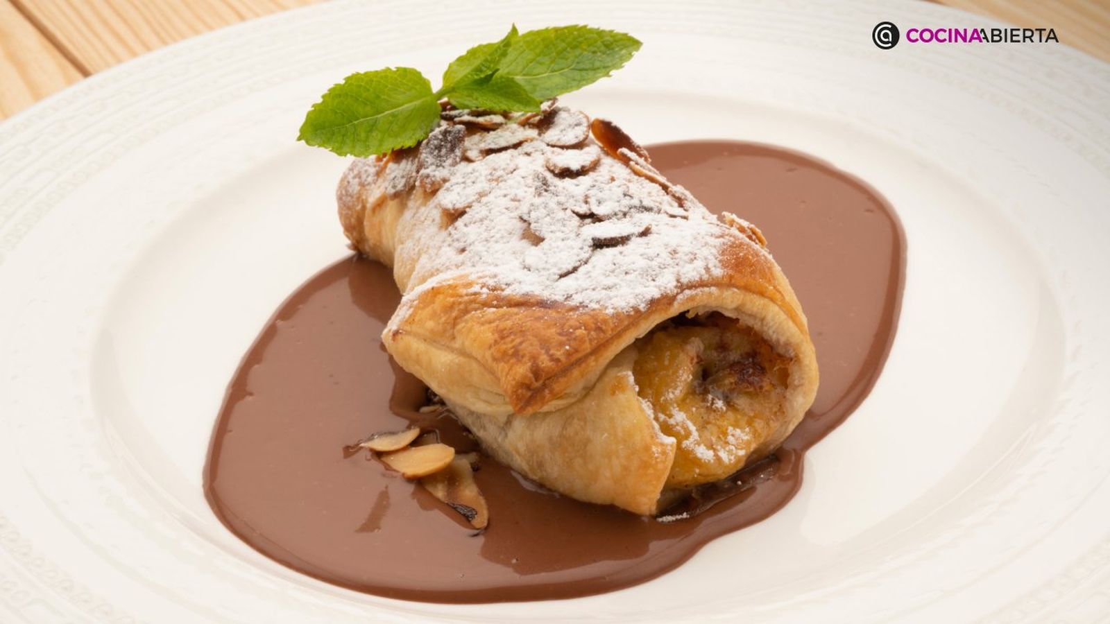 Canutillos de plátano y salsa de chocolate
