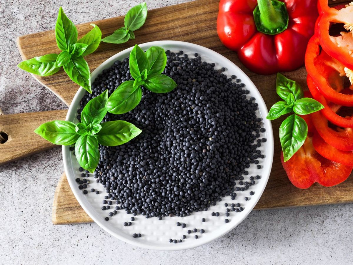 La lenteja caviar, o beluga, es pequeña, redonda y de color negro