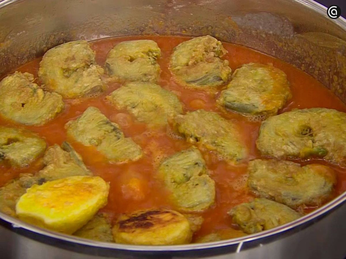 Introduce las alcachofas, los huevos y el bacalao