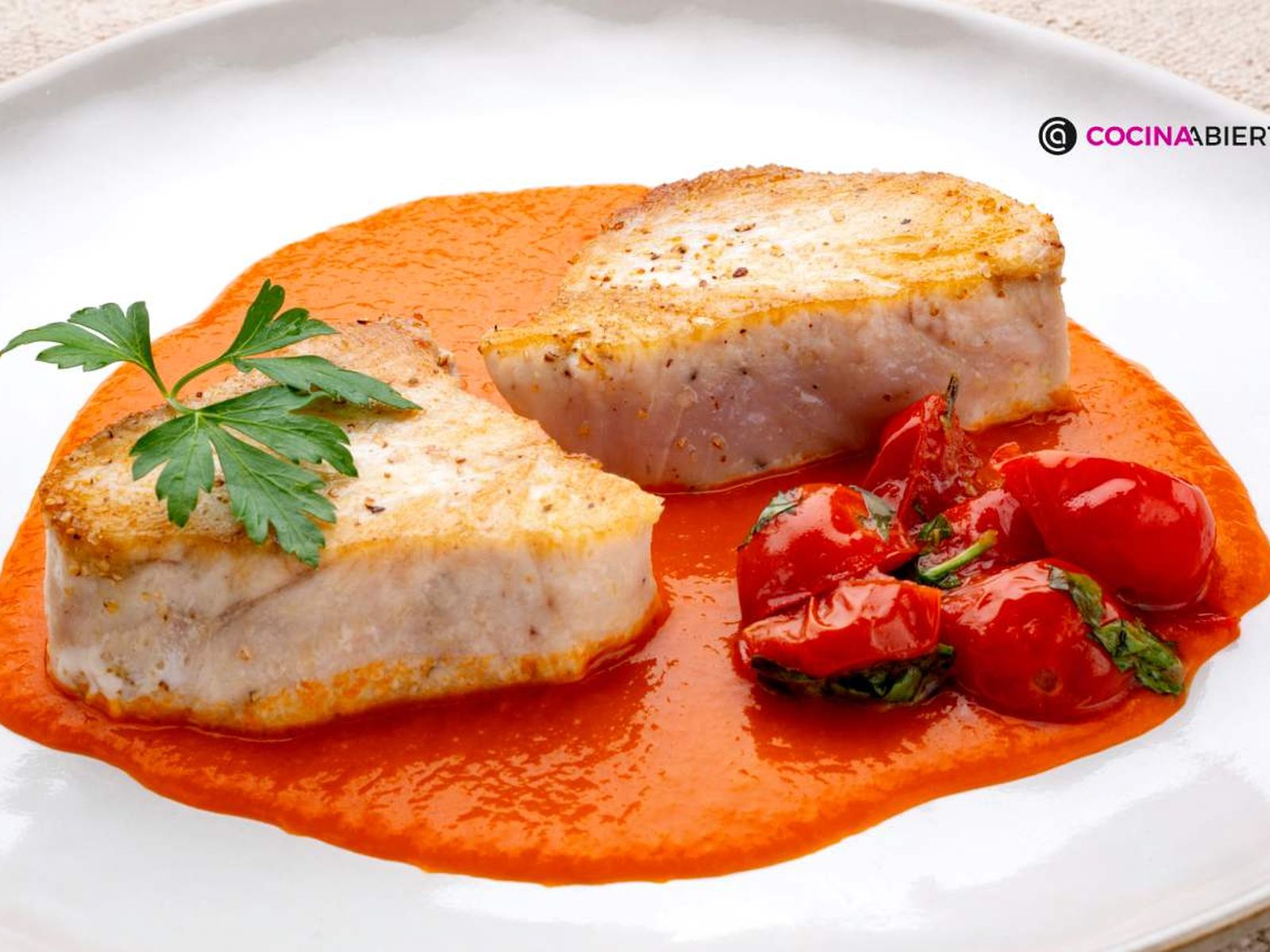 Bonito con salsa vasca y tomates cherry salteados con albahaca
