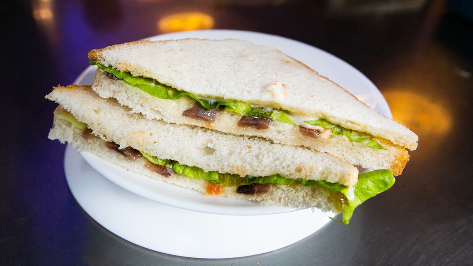 Felipadas servidas listas para disfrutar: un bocado sencillo con anchoa, lechuga y mayonesa que ya es símbolo de Bilbao. Felipadas servidas listas para disfrutar: un bocado sencillo con anchoa, lechuga y mayonesa que ya es símbolo de Bilbao.