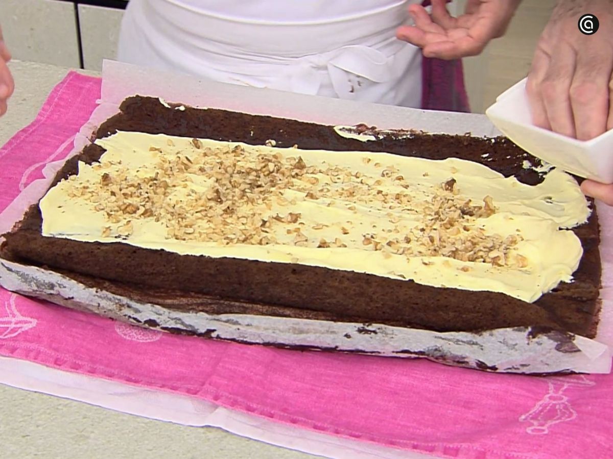 Extiende la crema al bizcocho y añade los frutos secos