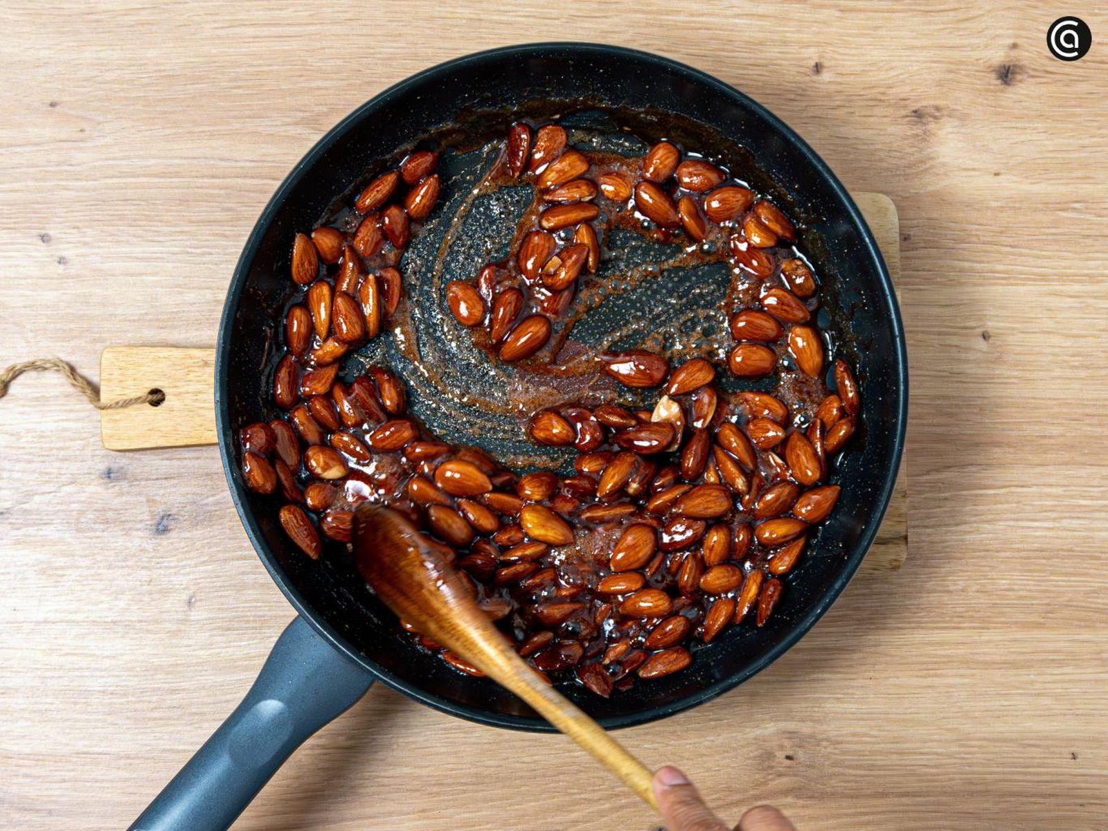 Sigue moviendo la mezcla hasta que el azúcar disminuya y cambie de textura