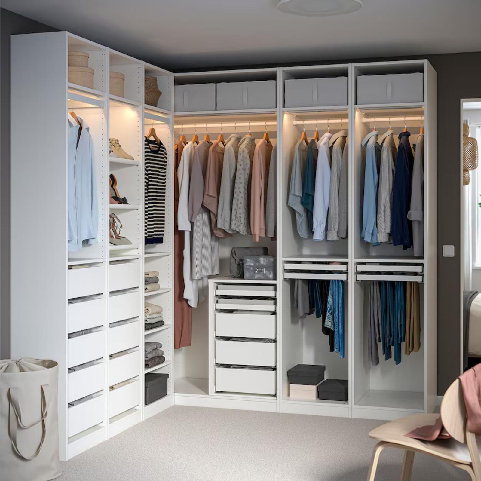 Vestidor con muebles PAX. Vestidor con muebles PAX.