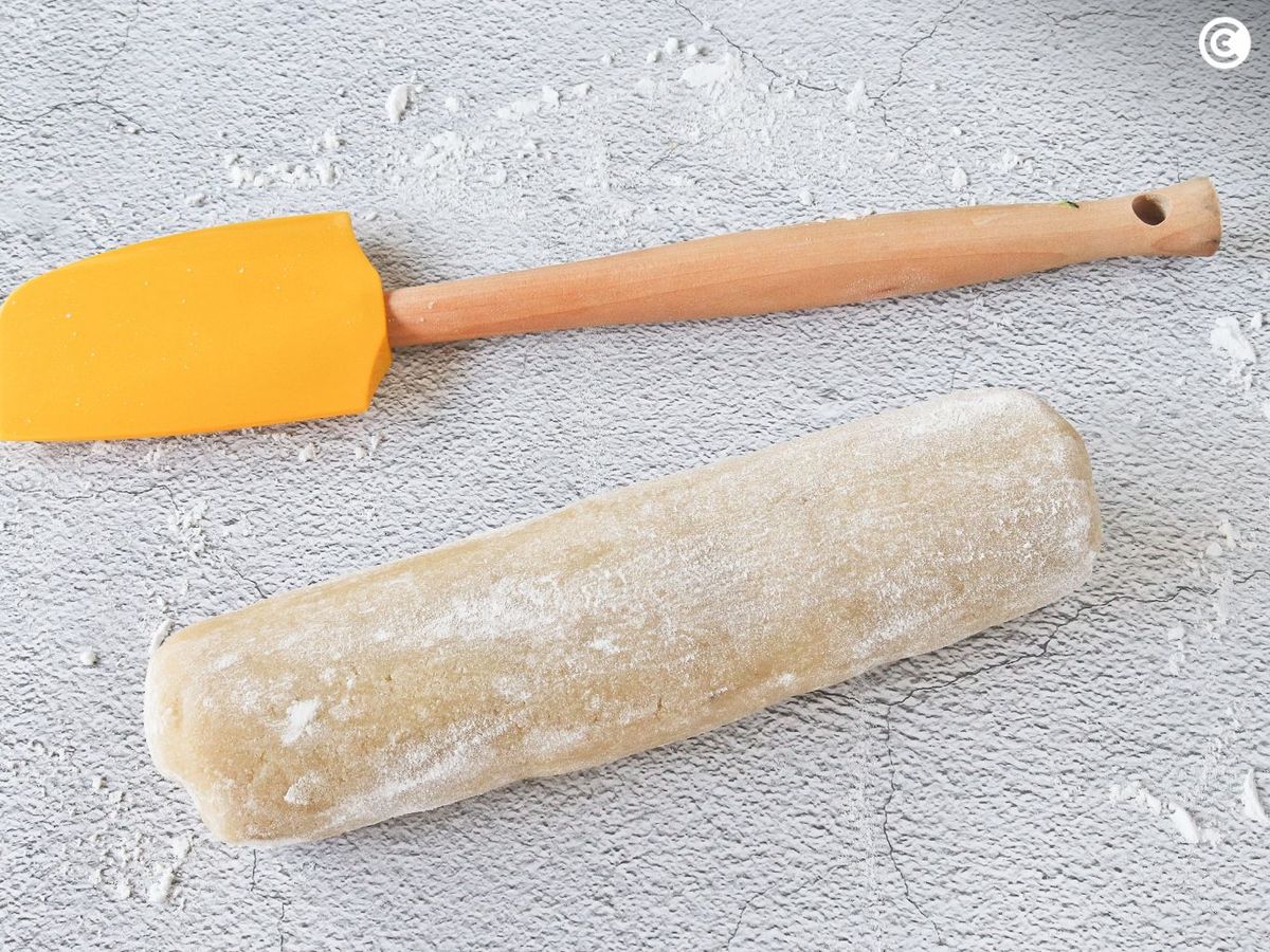 Dejar reposar la masa de los huesos de santo