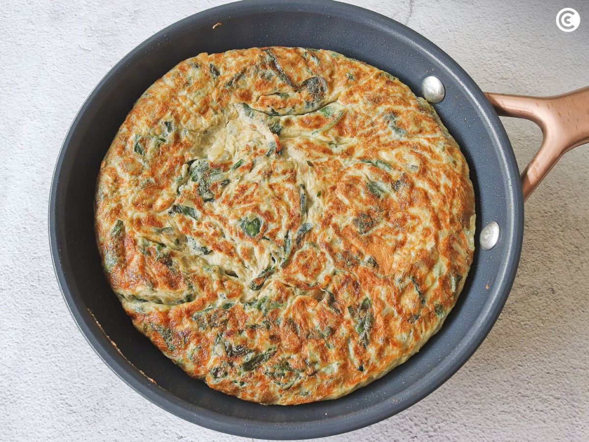 Haz la tortilla de acelgas en la sartén