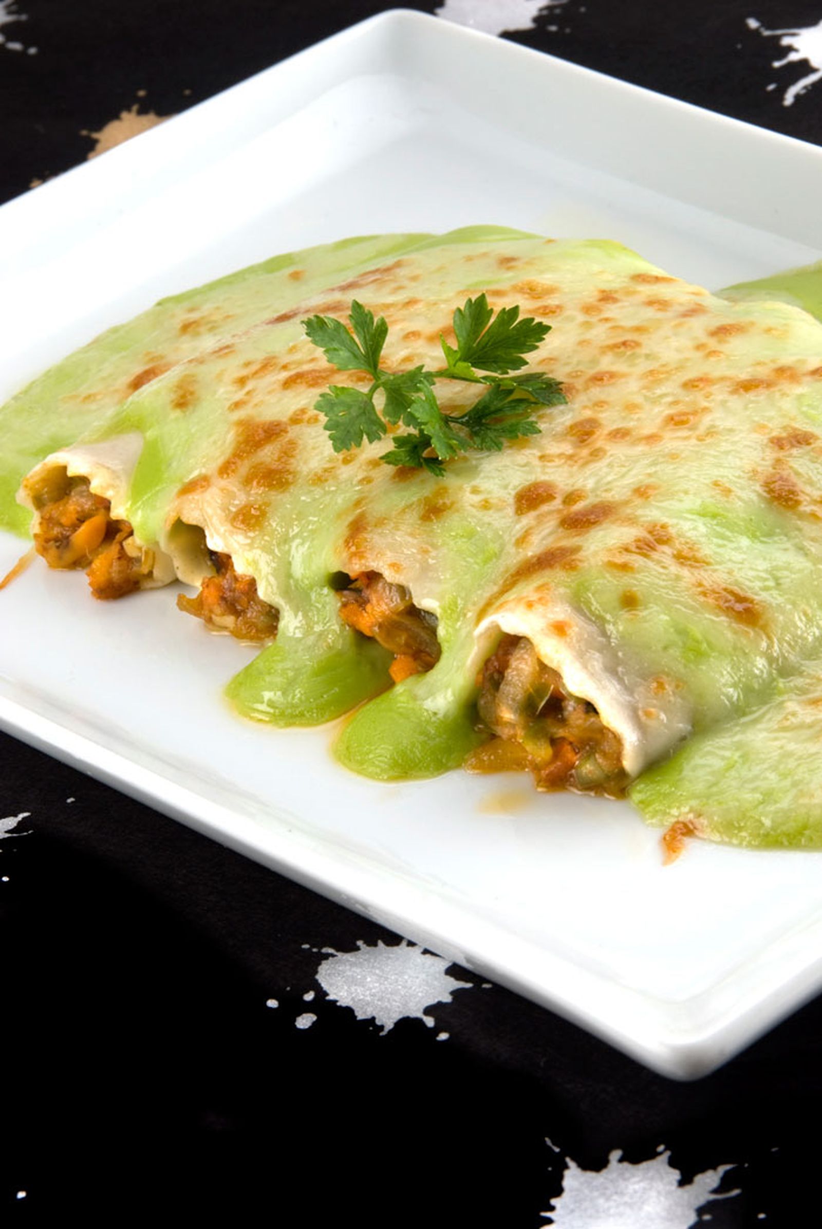 Canelones de mejillón con bechamel de perejil