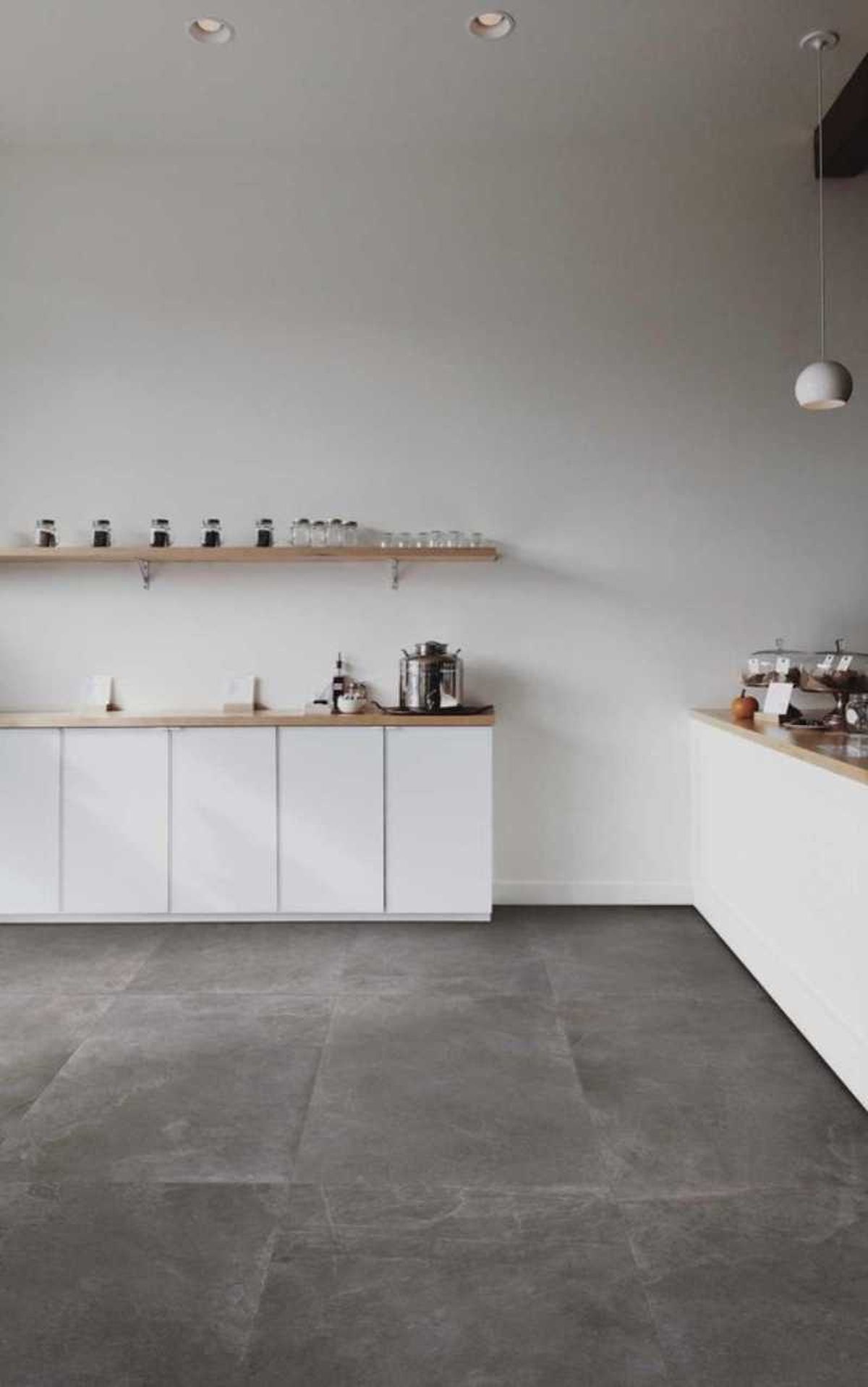 Cocina sencilla con suelo de pizarra.