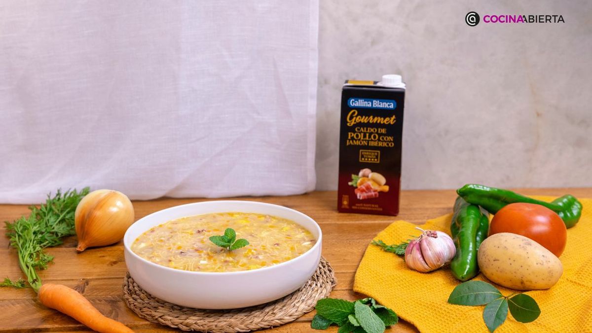 Una sopa de las que abrigan, con pollo, jamón y huevo duro, y lista en un momento