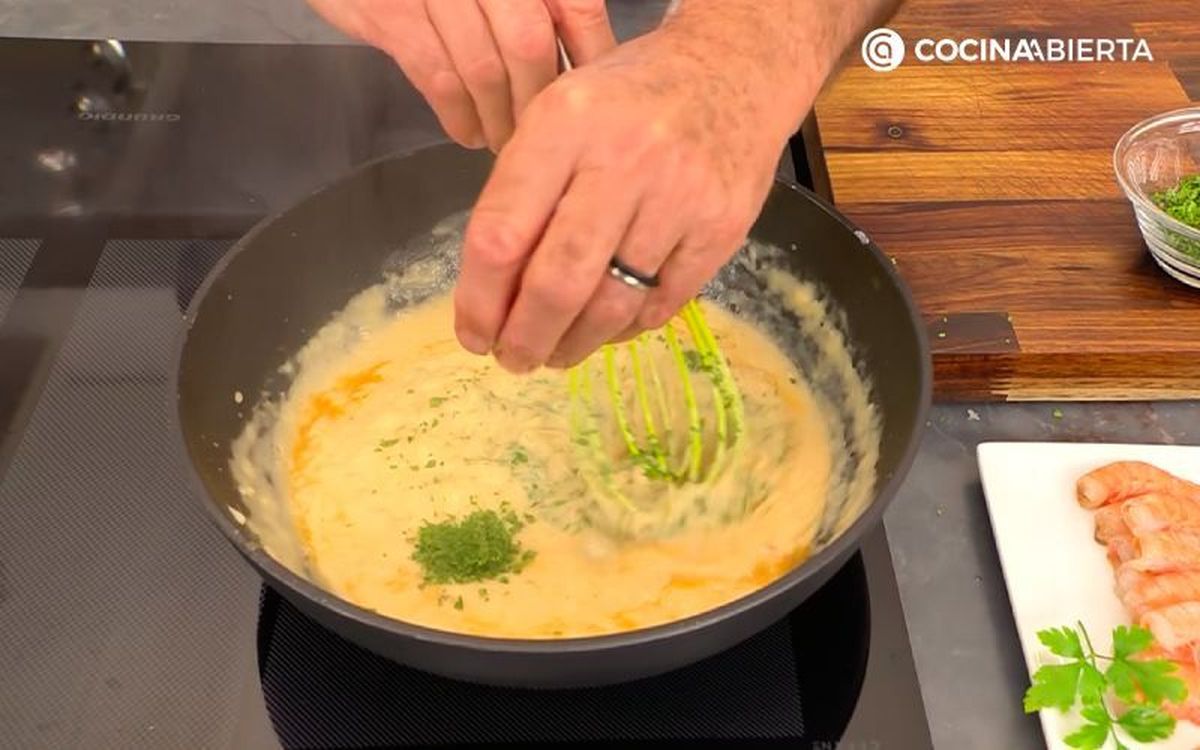 Cocina al mezcla y espolvorea perejil picado