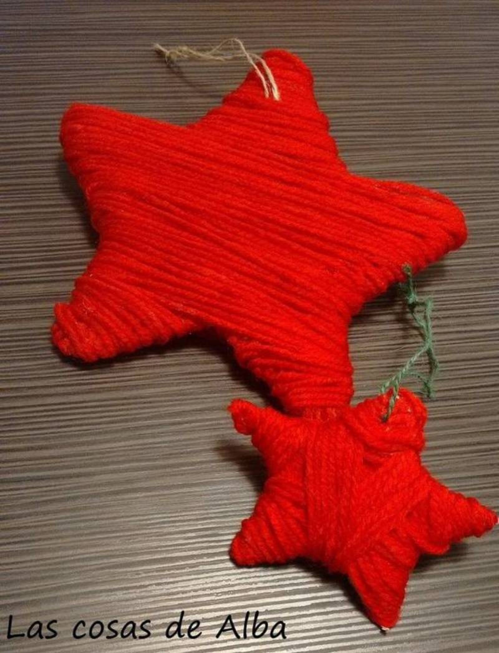 Estrellas de lana rojas para decorar en Navidad. Estrellas de lana rojas para decorar en Navidad.