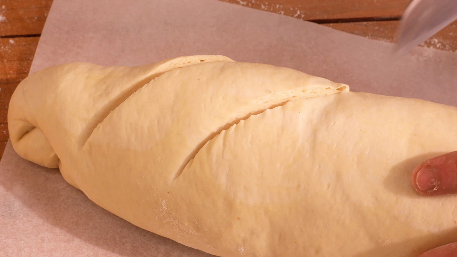 Realiza cortes en la superficie del pan para un acabado perfecto Realiza cortes en la superficie del pan para un acabado perfecto