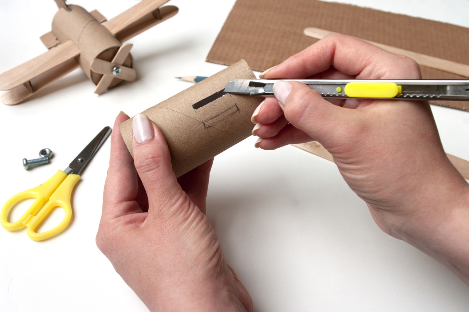 como hacer avion carton papel higienico y palos de polo paso 1 como hacer avion carton papel higienico y palos de polo paso 1