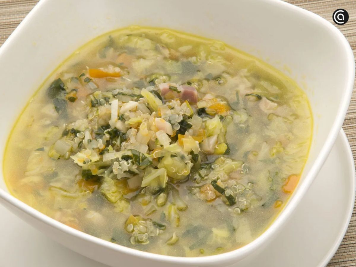 Sopa de quinoa con verduras, una forma sencilla de llevar este grano a los platos de cuchara.