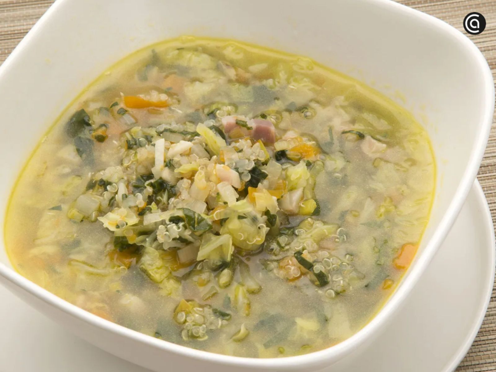 Sopa de quinoa con verduras, una forma sencilla de llevar este grano a los platos de cuchara.