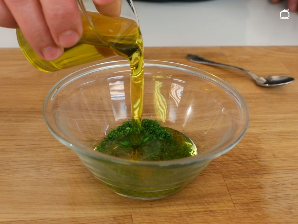 Mezcla el eneldo con el aceite