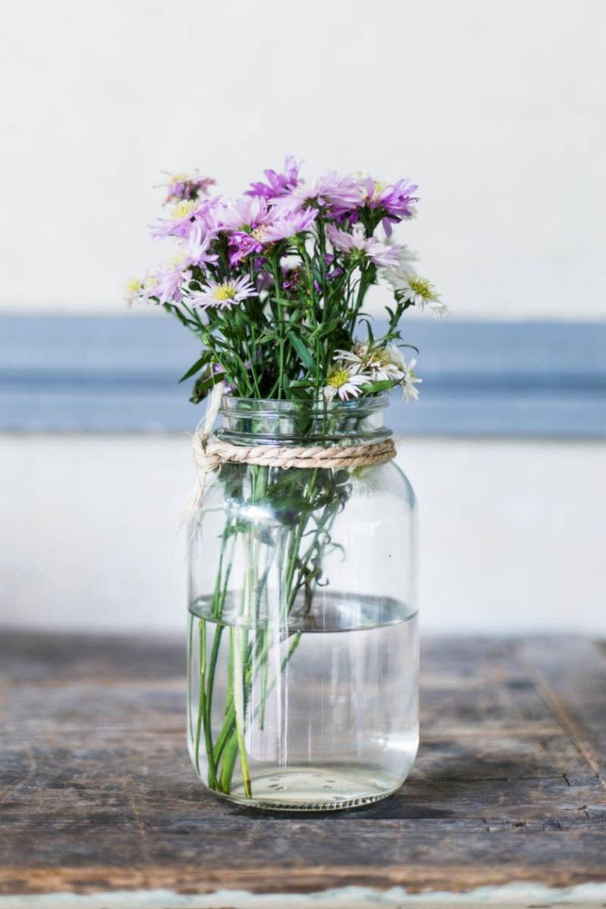 Aporta un toque muy rústico y atemporal al jarrón de cristal