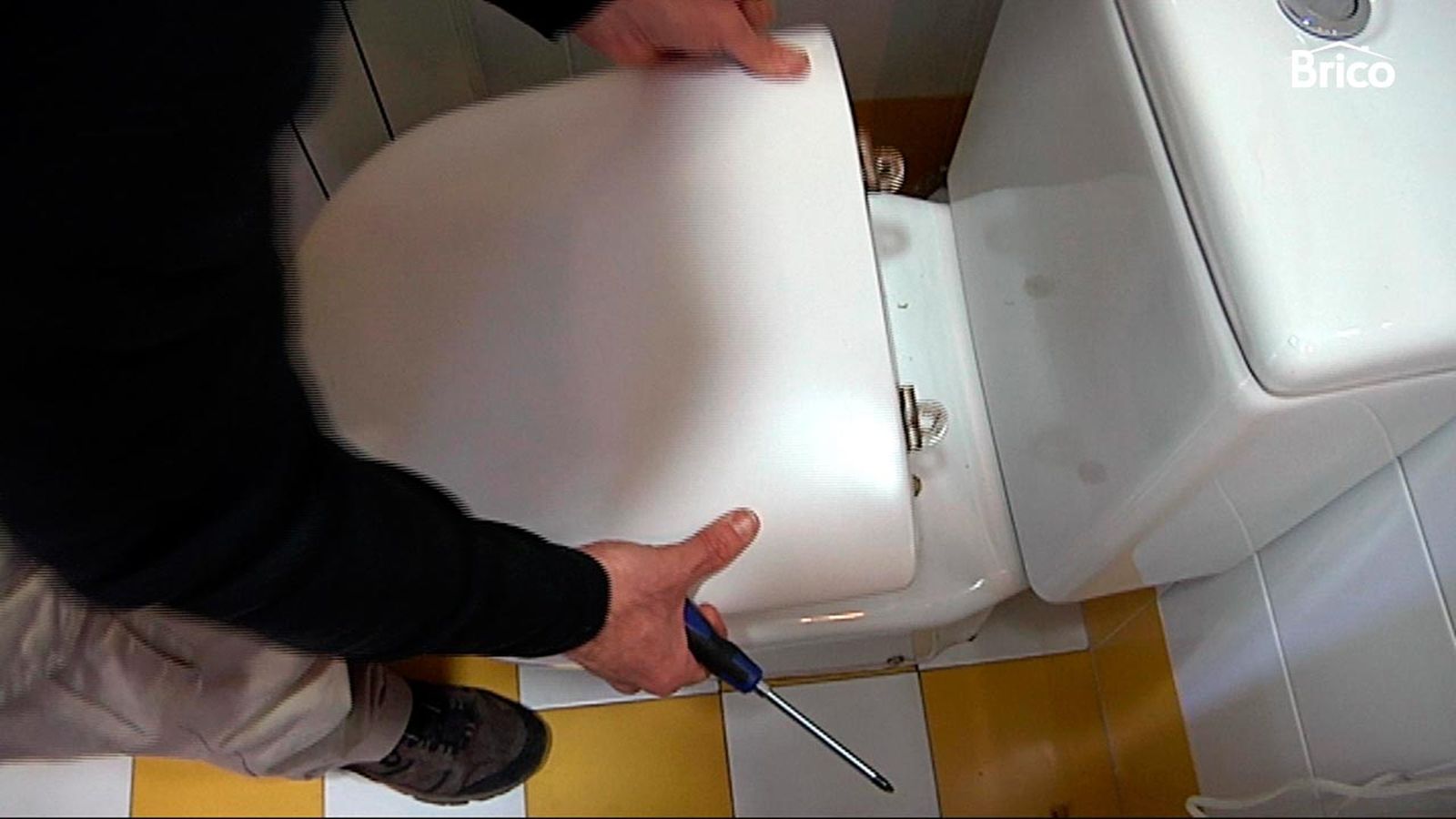 Sustituir bisagras de la tapa del wc paso 2 Sustituir bisagras de la tapa del wc paso 2