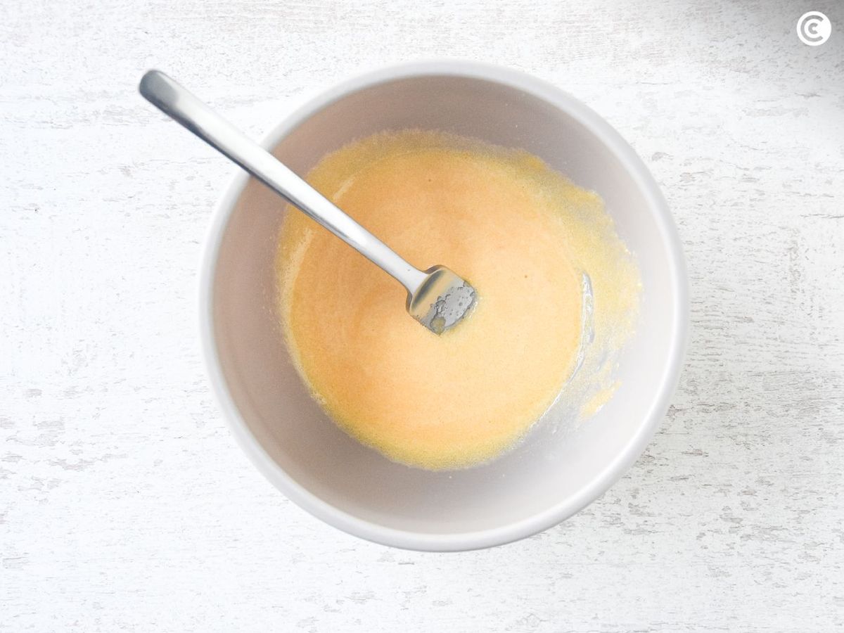 Yemas con azúcar para el helado de nata