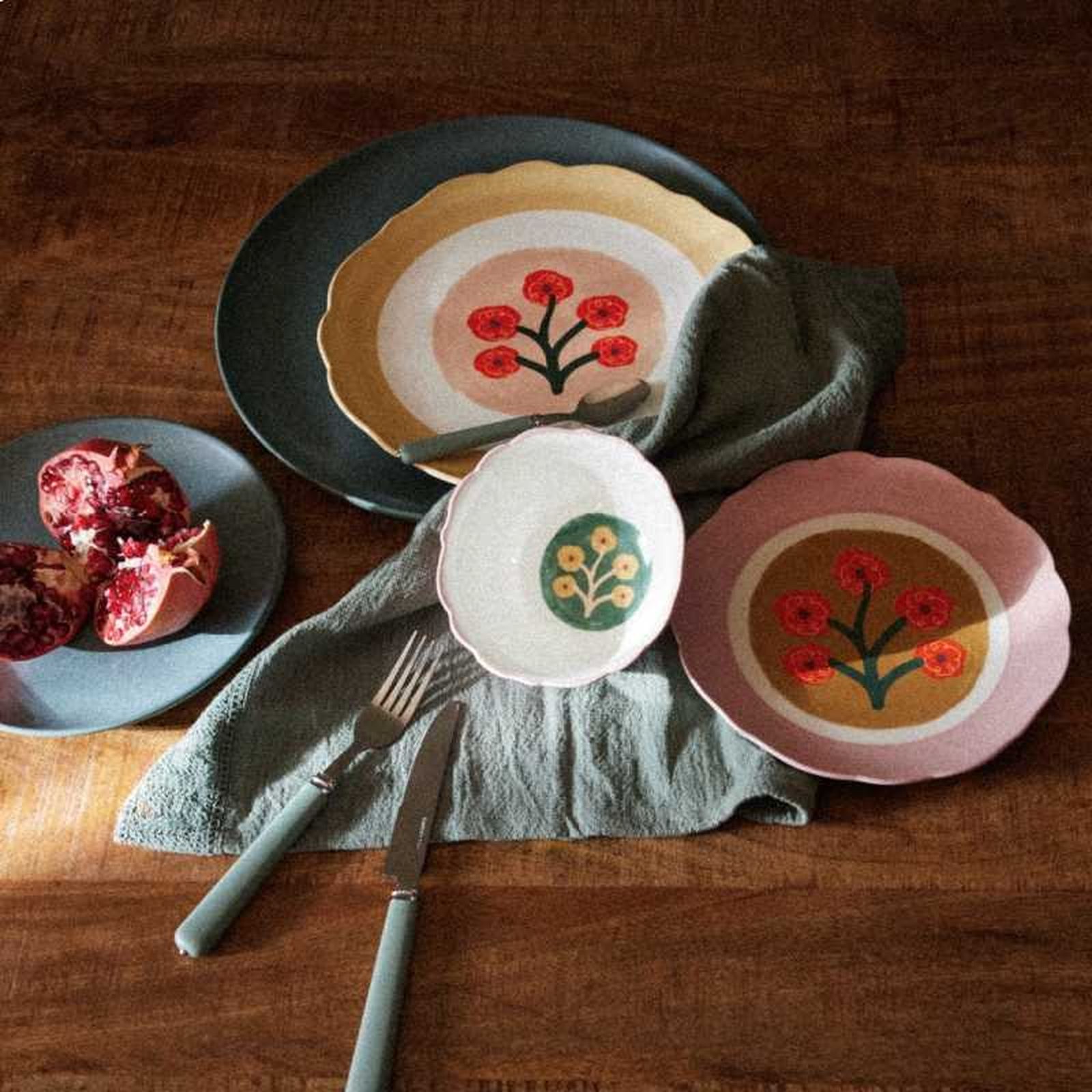 Platos coloridos y servilleta verde de las novedades de otoño de Maisons Du Monde. / Maisons Du Monde Platos coloridos y servilleta verde de las novedades de otoño de Maisons Du Monde. / Maisons Du Monde