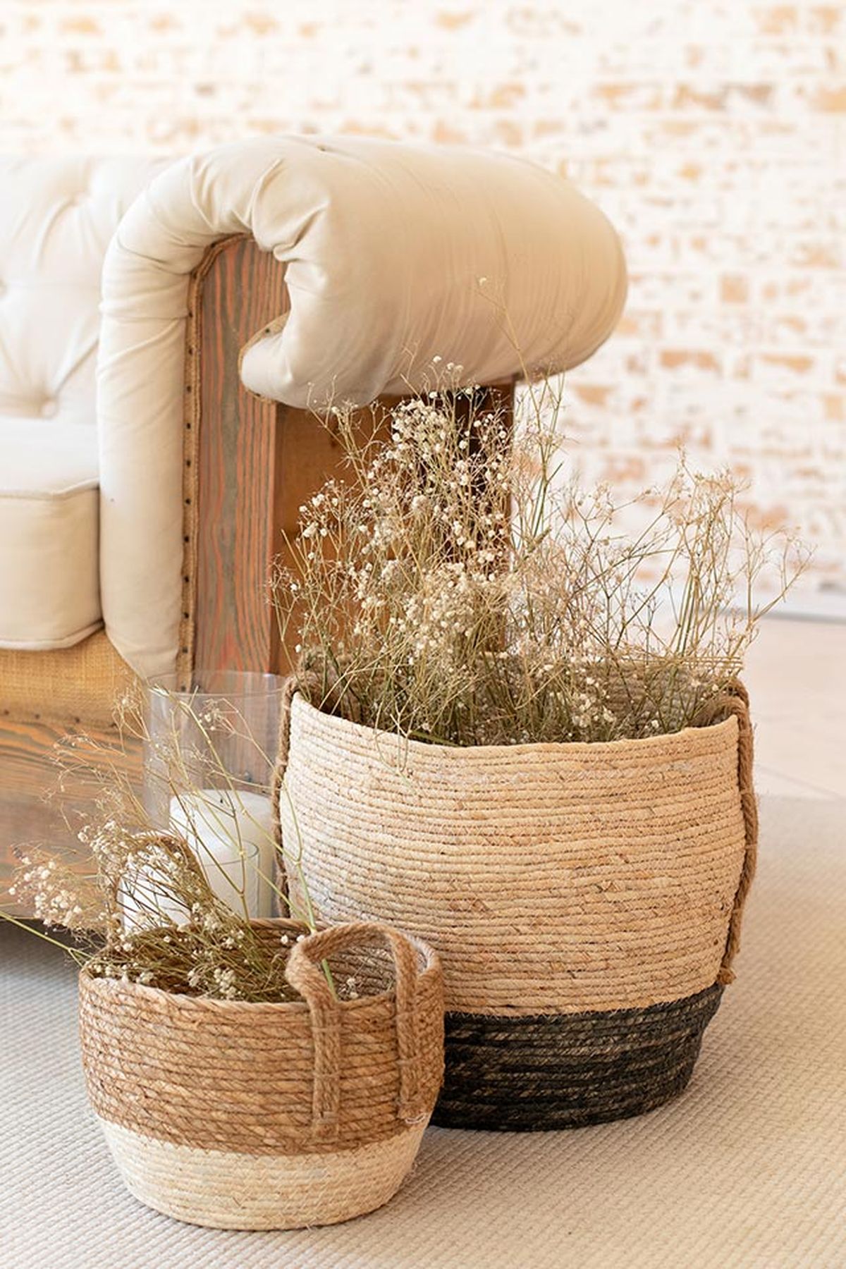 decorar flores preservadas sofa