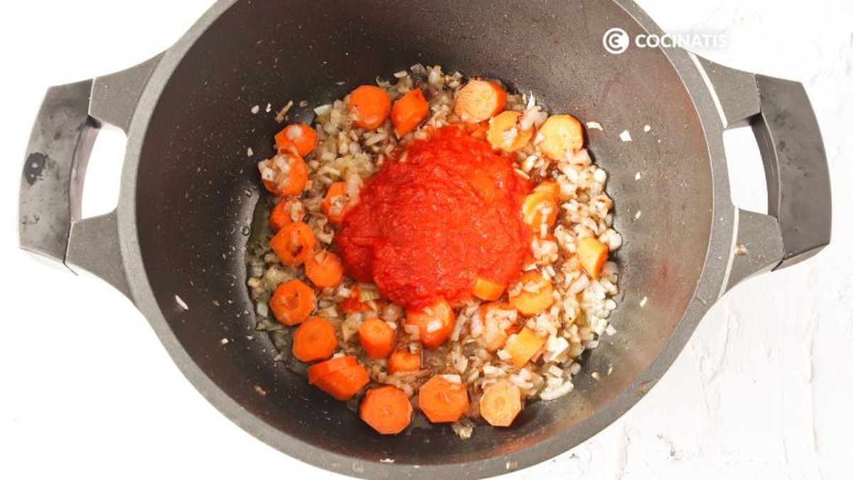 Preparamos el sofrito del estofado