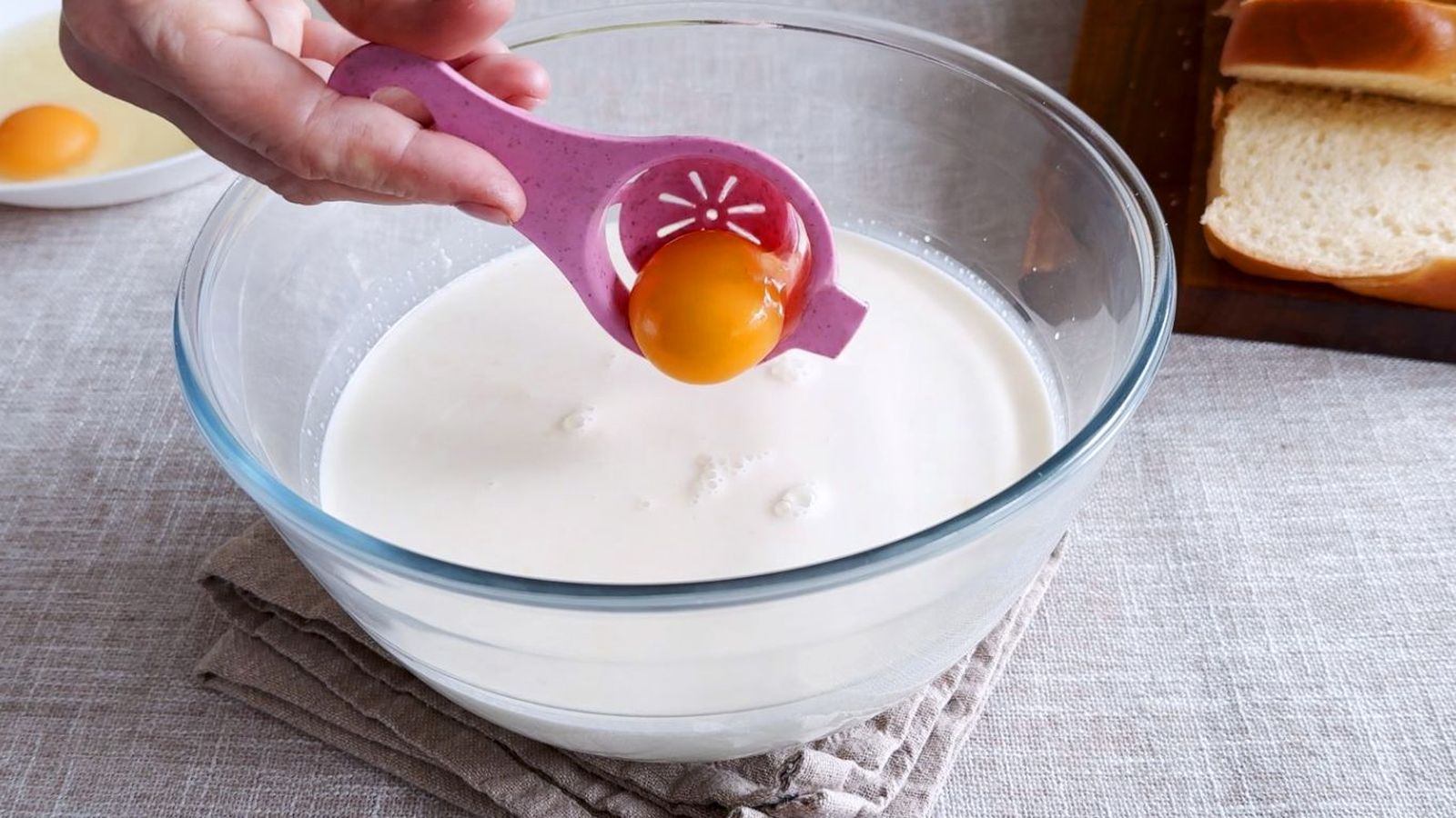 Agregar yema de huevo a la leche de las torrijas Agregar yema de huevo a la leche de las torrijas
