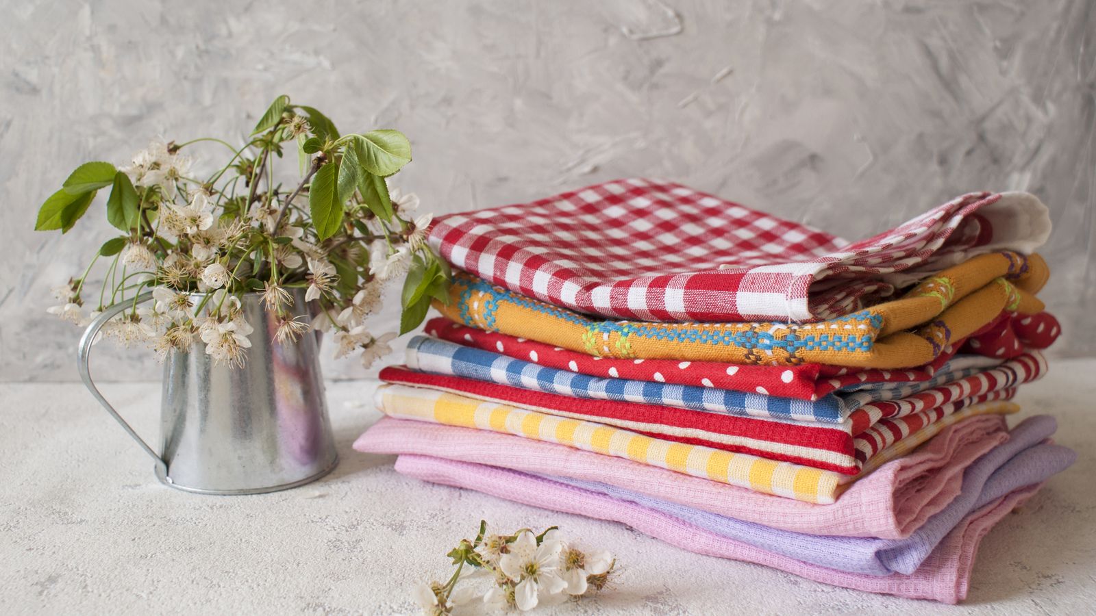 Puedes reutilizar las mantas viejas como trapos de cocina o delantales